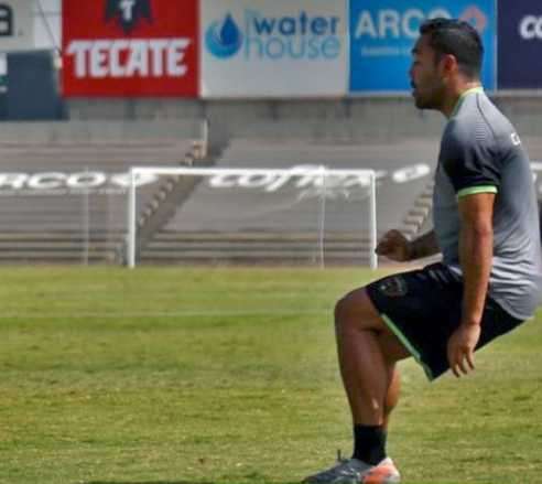 Marco Fabián sale en defensa de chivas Villalpando, López, Vázquez y Peña
