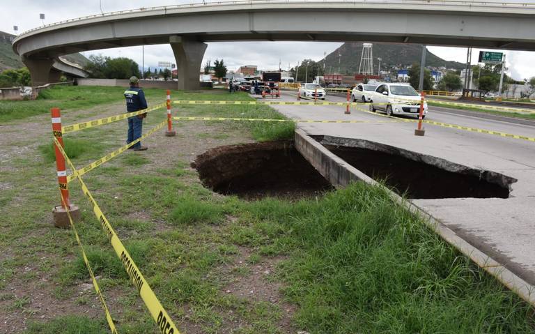 Surge gran socavón en la Vialidad Sacramento