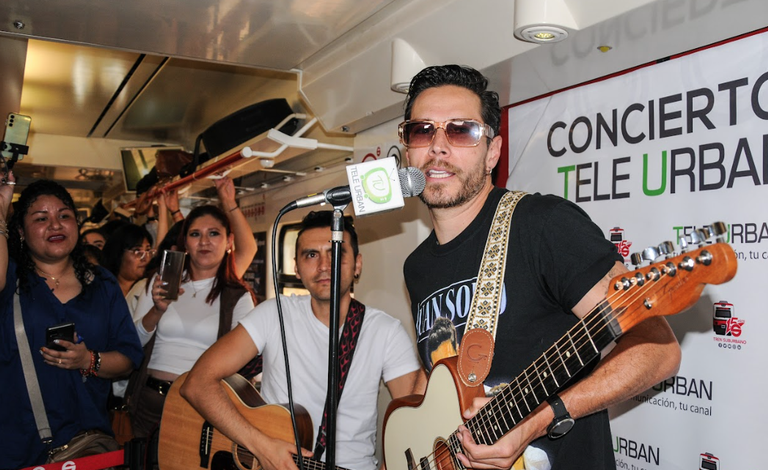 Juan Solo se sube al Tren Suburbano y da adelanto de su show en el Metropólitan