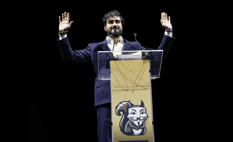 "El eurodiputado español Alvise Pérez lanza duras críticas al anuncio de regularización de migrantes del gobierno español: 'Un gesto simbólico que no resuelve el problema'"